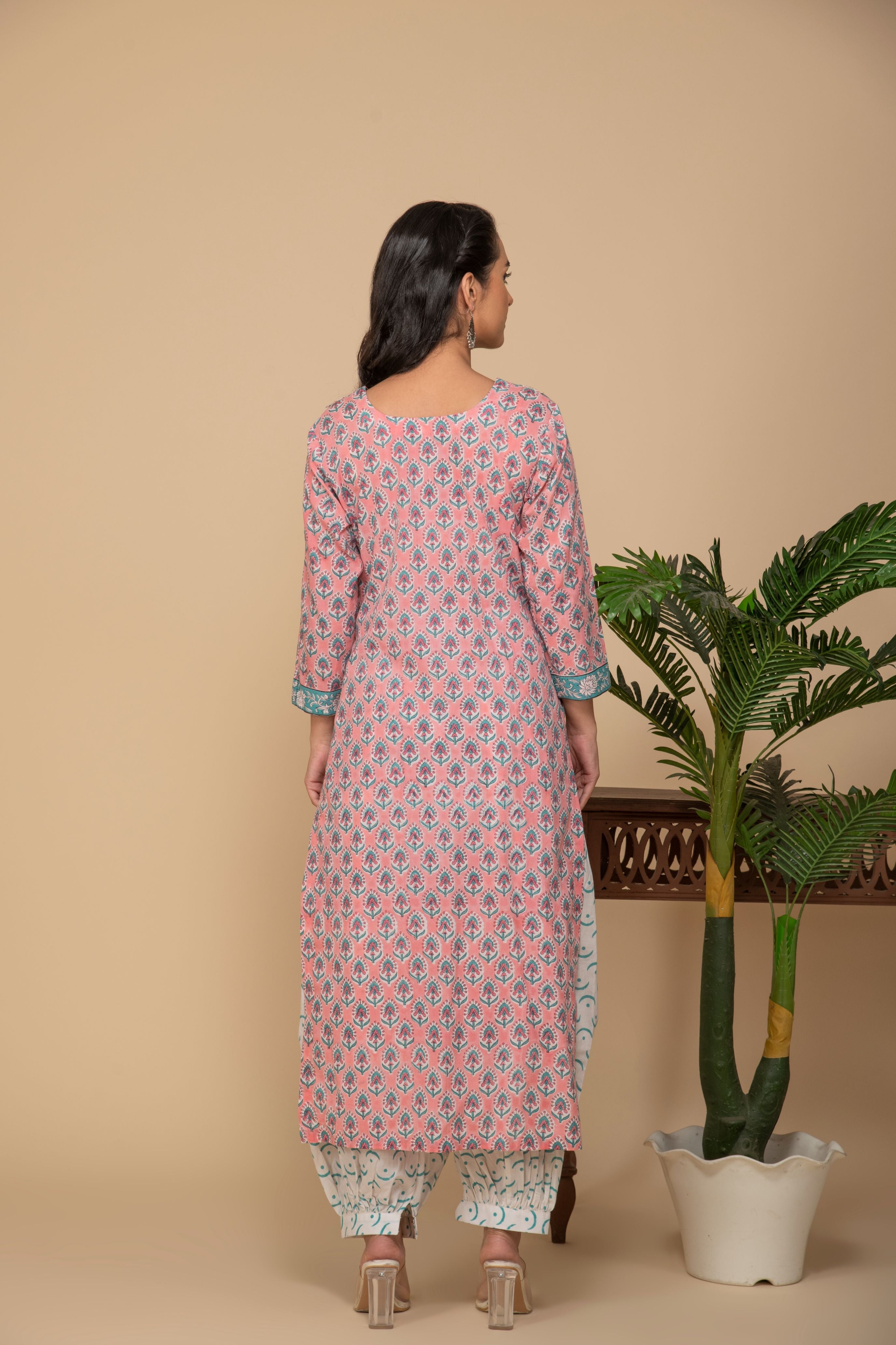 Peach printed kurta with white printed bottom 3 piece suit set with contrast w/p dupatta