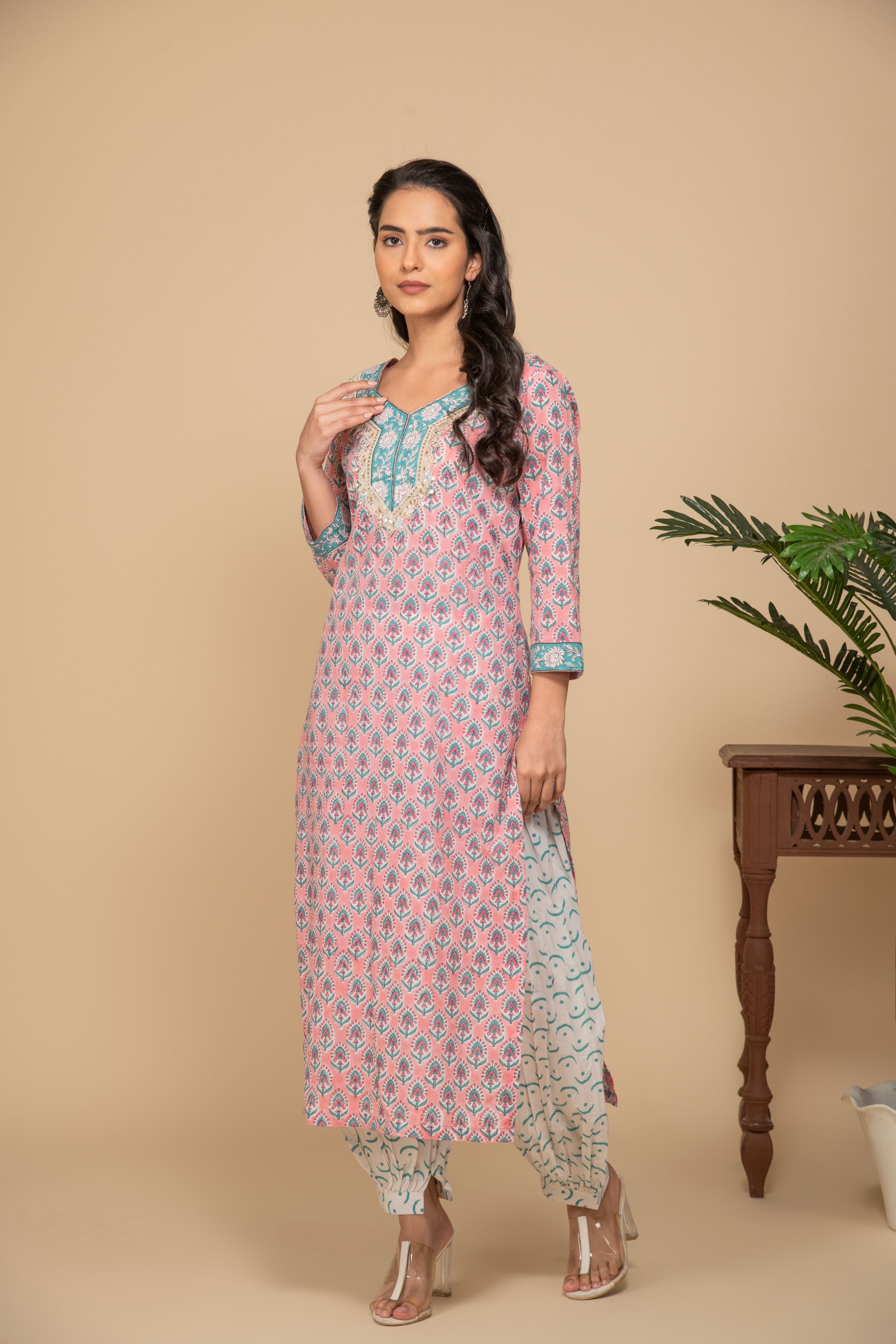 Peach printed kurta with white printed bottom 3 piece suit set with contrast w/p dupatta