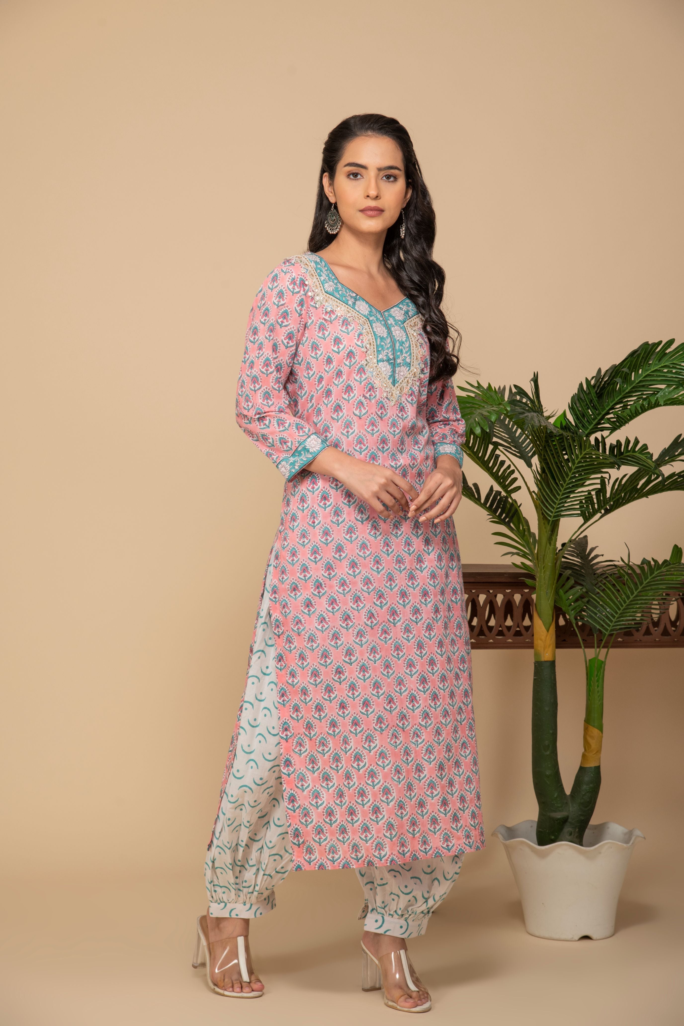 Peach printed kurta with white printed bottom 3 piece suit set with contrast w/p dupatta