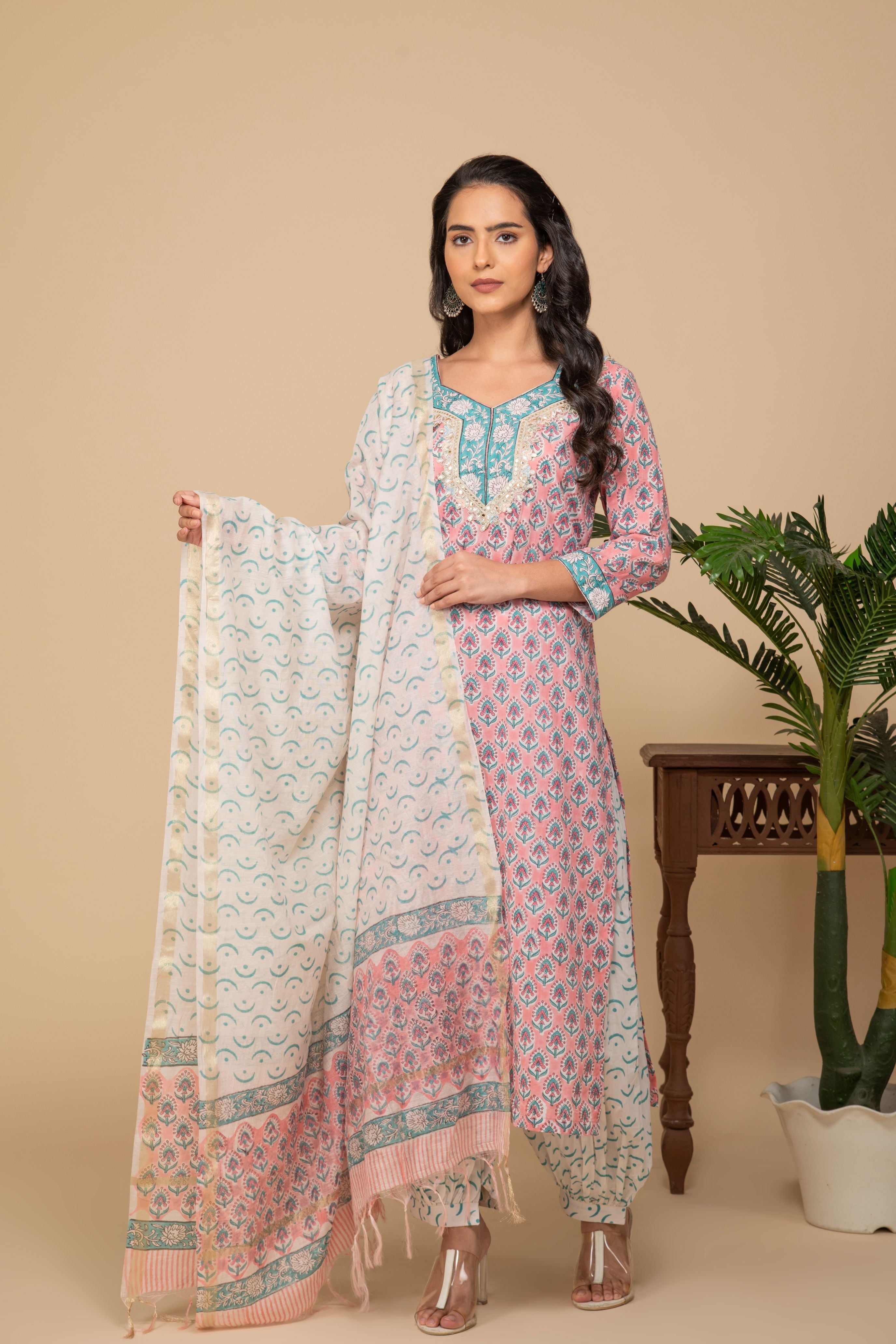 Peach printed kurta with white printed bottom 3 piece suit set with contrast w/p dupatta