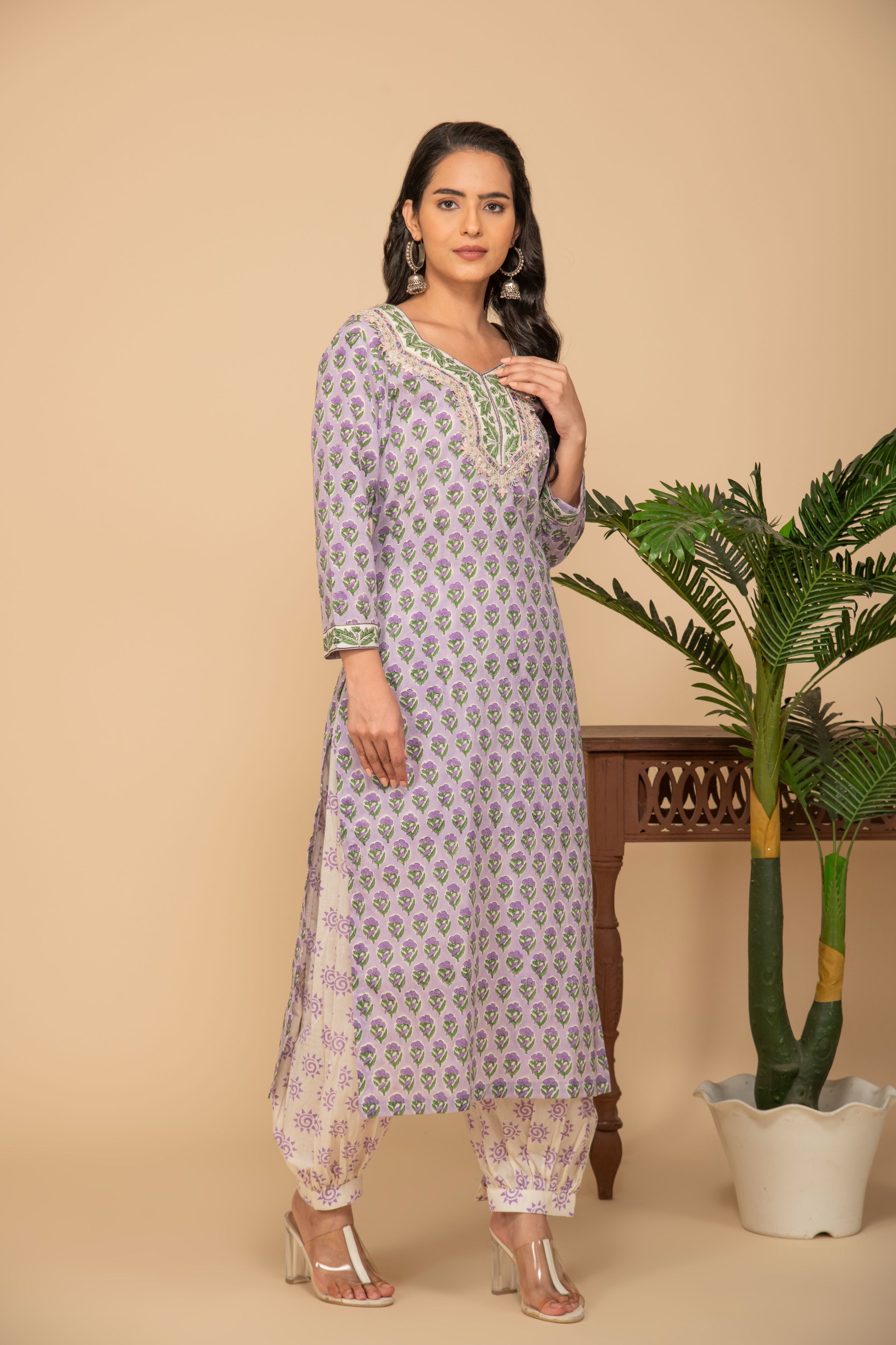 Light purple printed kurta with white printed bottom 3 piece suit set with printed buttis allover dupatta